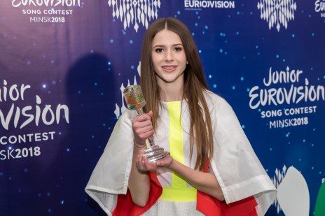 jesc_2018._roksana_wegiel_with_trophy